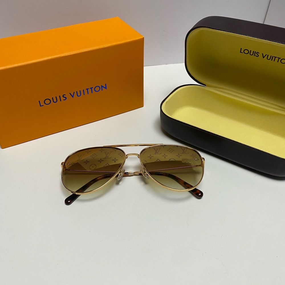 Women's Louis Vuitton sunglasses〰️〰️